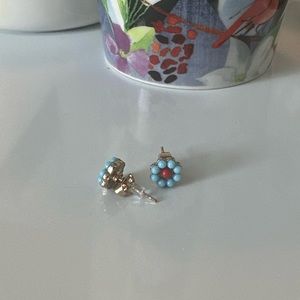 NWOT 🌼 floral stud earrings 🌼